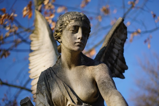 Trauerrednerin Bettina Sorge liebt die alten Marmorstatuen, die man oft auf Friedhöfen finden kann, z.B. auch auf dem Nürnberger Johannisfriedhof.