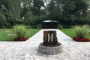 Friedhofsbild mit Wiese und Brunnen