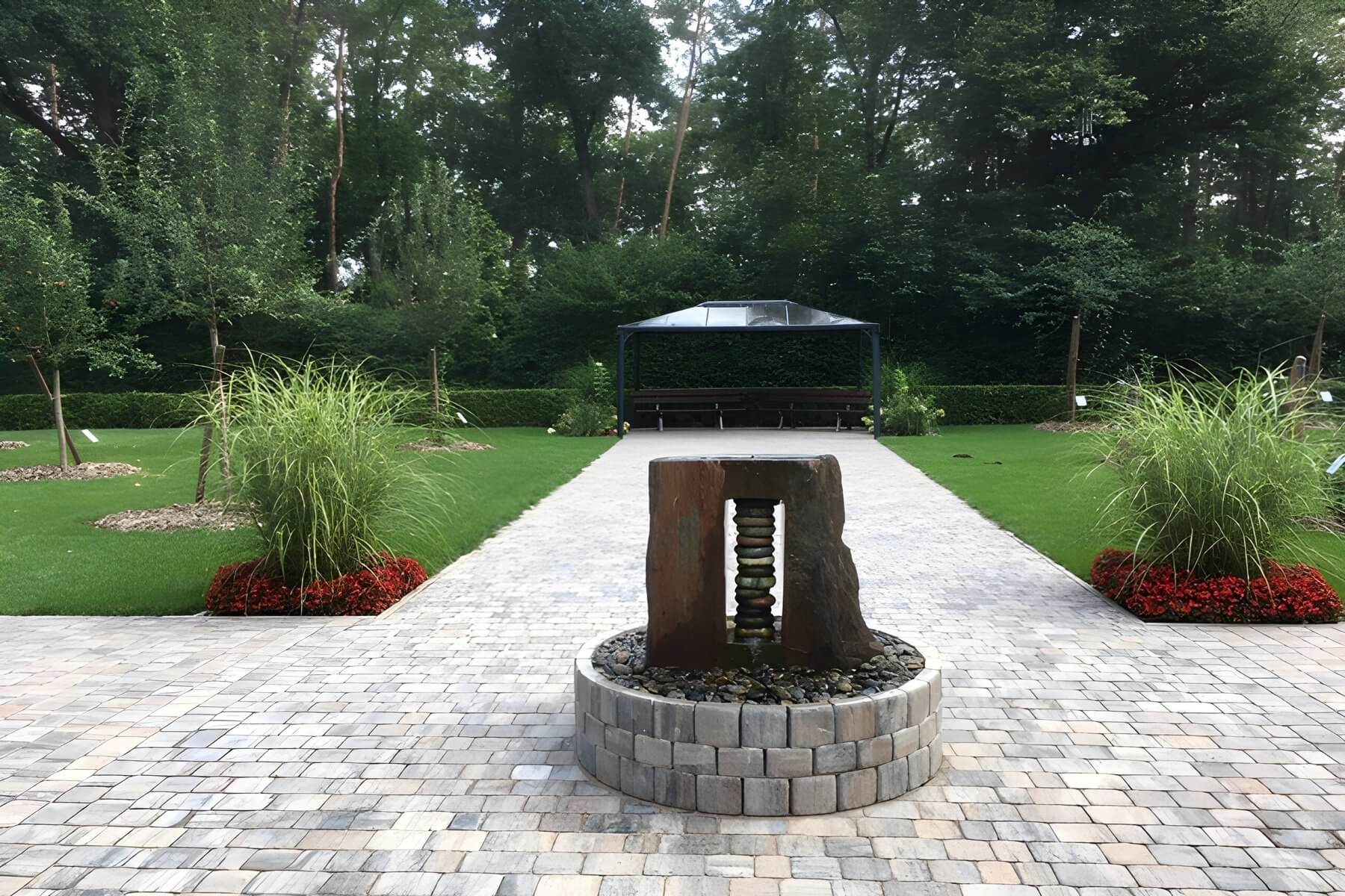 Friedhofsbild mit Wiese und Brunnen