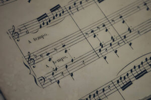 Musik als Begleiter im Abschied: Tipps für die passende Musikauswahl in Trauerfeiern